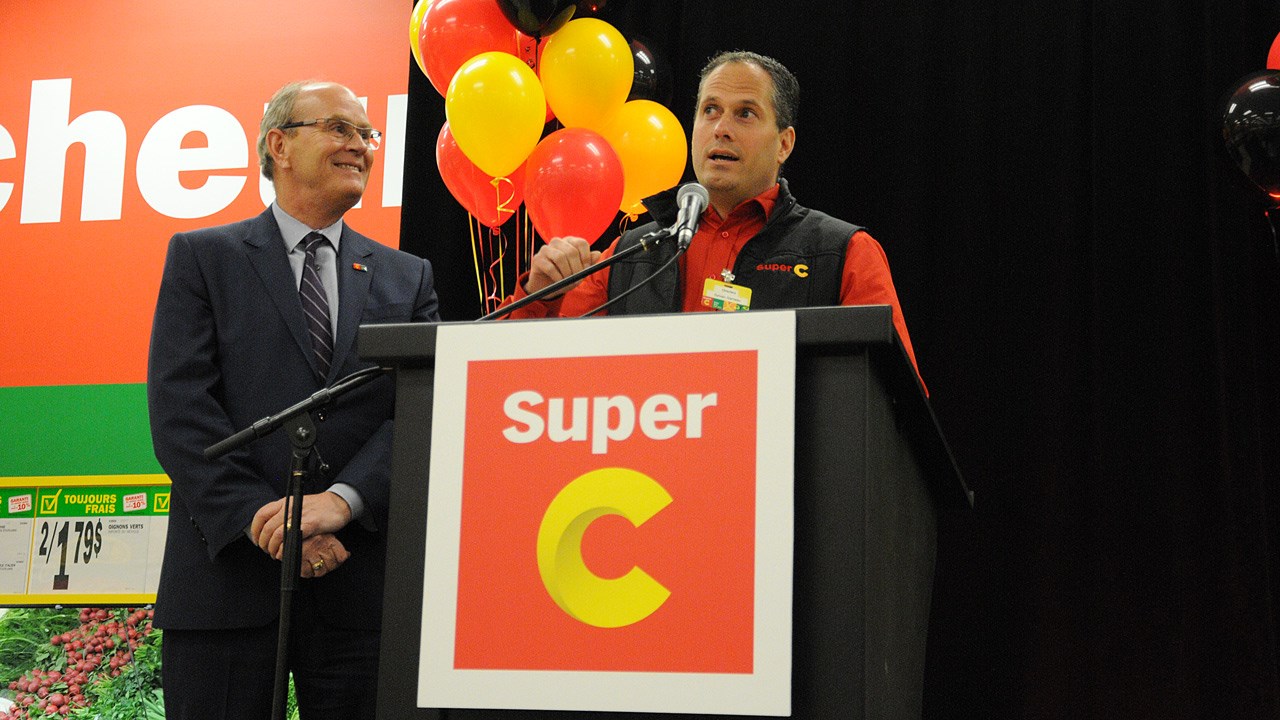 Le vice-président de Super C, Jean-Guy Talbot (à gauche), et le directeur de la nouvelle succursale de Saint-Georges, Sylvain Garneau (à droite), se sont adressés à la foule lors de l'ouverture officielle de l'épicerie.