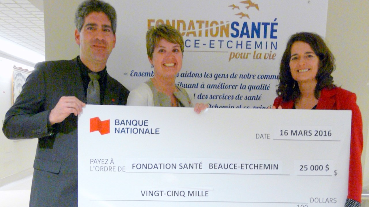 De gauche à droite: Jacques Gendron, directeur de la succursale Saint-Georges de la Banque Nationale; Julie Raîche, vice-présidente régionale, région Chaudière-Appalaches de la Banque Nationale; et Marie-Claude Bélanger, administratrice à la Fondation Santé Beauce-Etchemin, directrice générale adjointe programme santé physique générale et spécialisée et directrice des services multidisciplinaires du CISSS Chaudière-Appalaches.