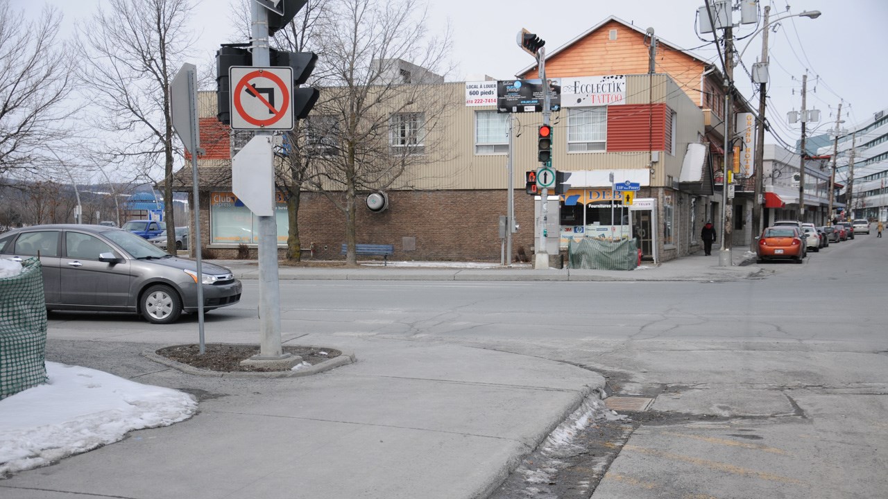 Un cycliste a été frappé par une automobiliste ce matin à l'intersection de la 1re avenue et de la 118e rue à Saint-Georges.