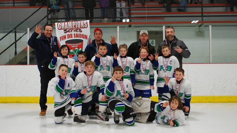Les Lynx Novice B1 remportent une troisième bannière