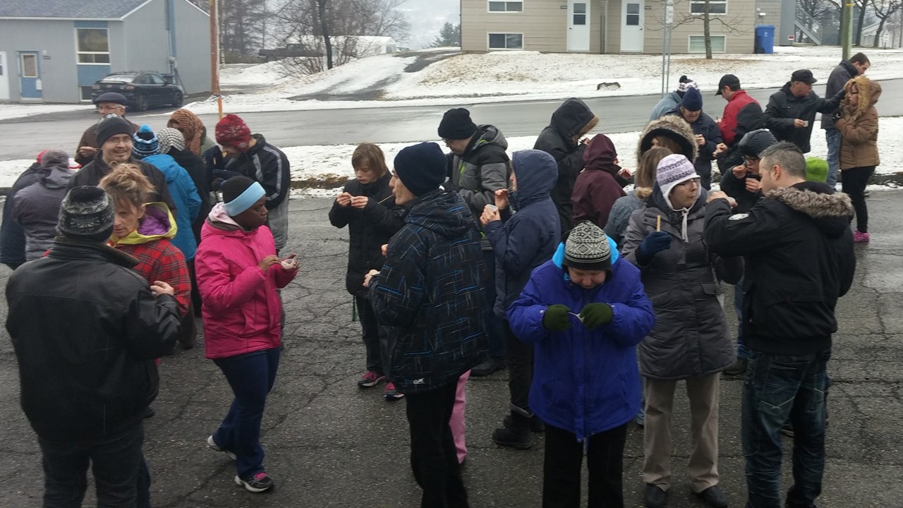 Pour célébrer le temps des sucres, une coulée de tire sur la neige a été organisée. Pour cette activité, les intervenants et agents du CISSS travaillants avec la clientèle des Sources ont été invités.