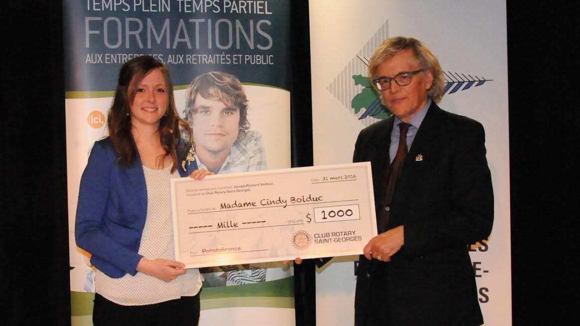 Des étudiants du CUA reçoivent des bourses d'études de la FCSUCA et du Club Rotary de Saint-Georges 
