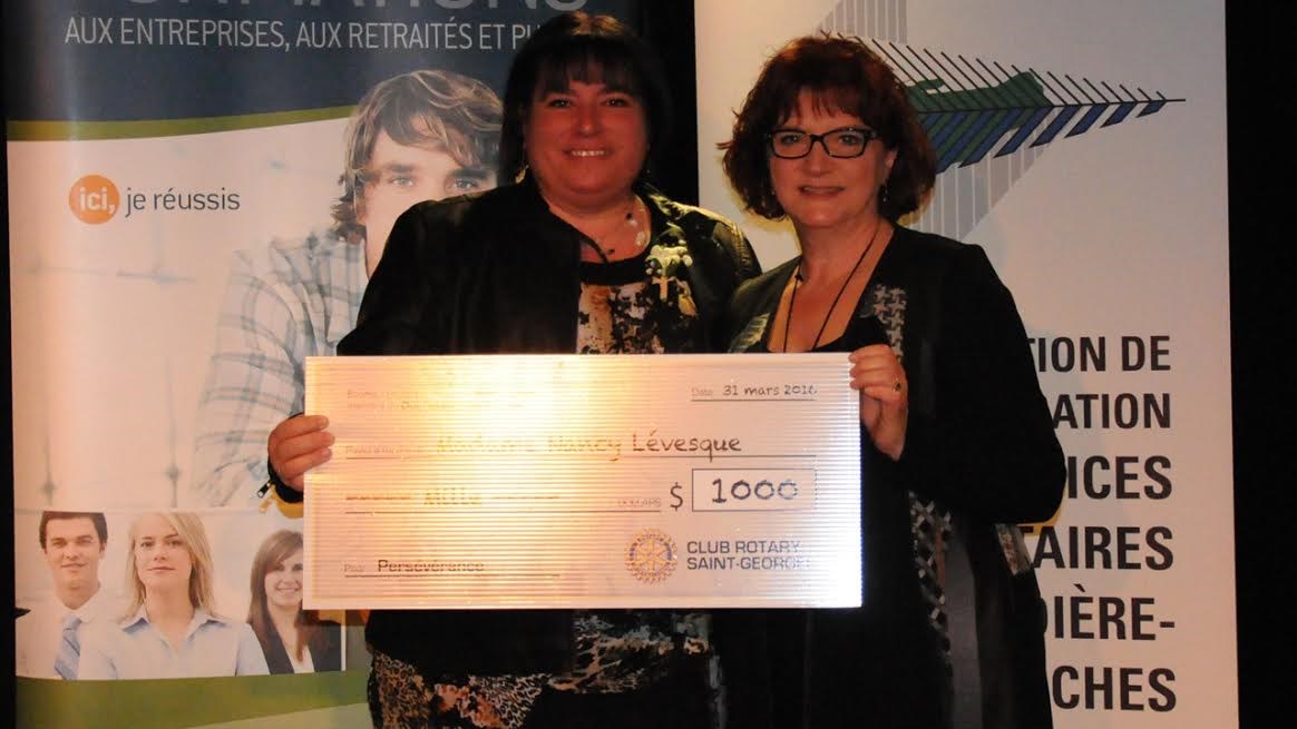 Des étudiants du CUA reçoivent des bourses d'études de la FCSUCA et du Club Rotary de Saint-Georges 