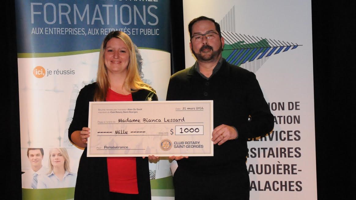 Des étudiants du CUA reçoivent des bourses d'études de la FCSUCA et du Club Rotary de Saint-Georges 