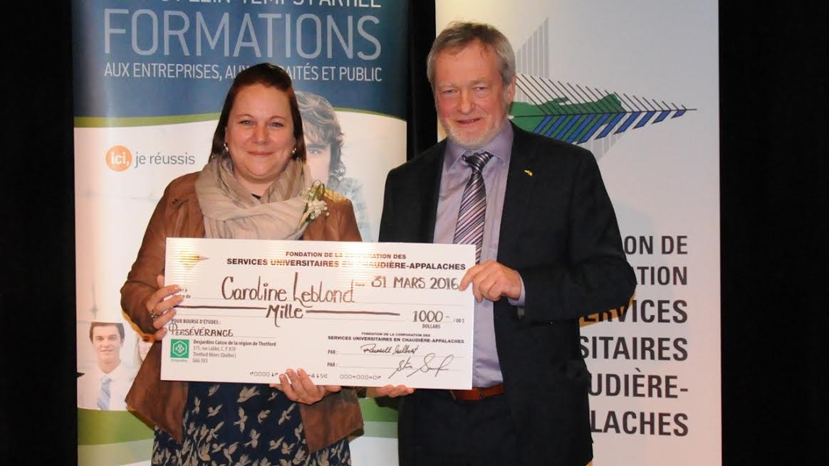 Des étudiants du CUA reçoivent des bourses d'études de la FCSUCA et du Club Rotary de Saint-Georges 
