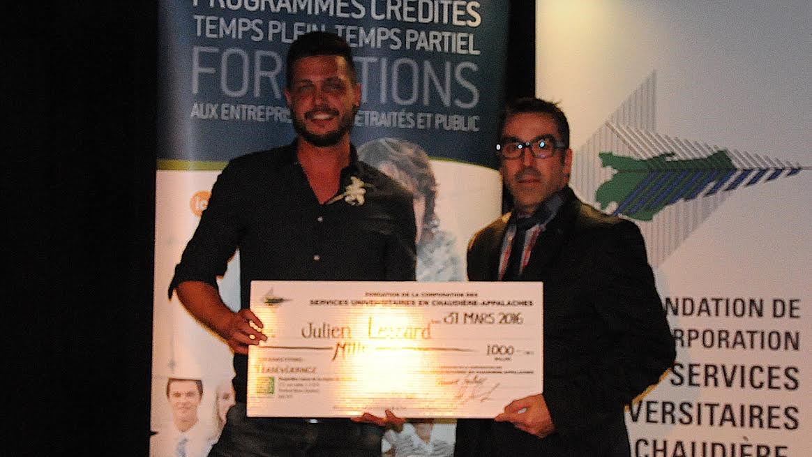 Des étudiants du CUA reçoivent des bourses d'études de la FCSUCA et du Club Rotary de Saint-Georges 