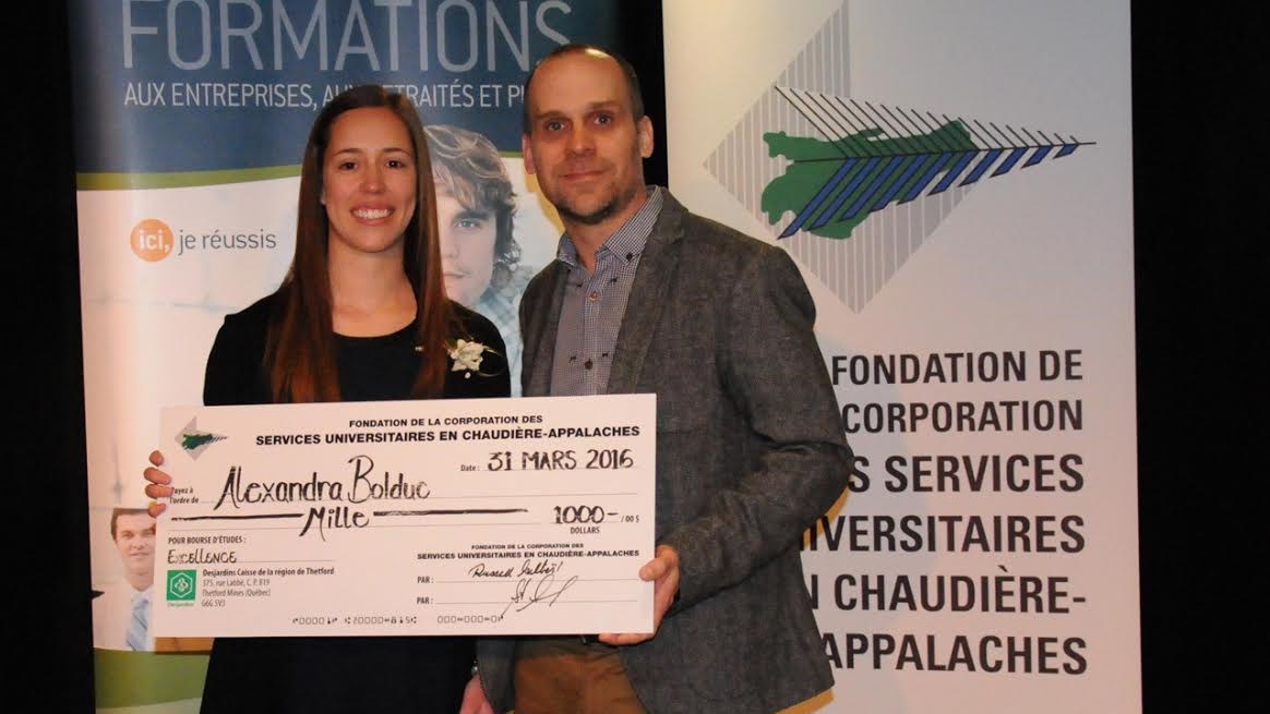 Des étudiants du CUA reçoivent des bourses d'études de la FCSUCA et du Club Rotary de Saint-Georges 