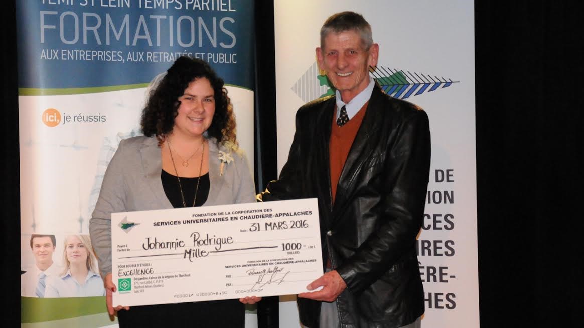Des étudiants du CUA reçoivent des bourses d'études de la FCSUCA et du Club Rotary de Saint-Georges 