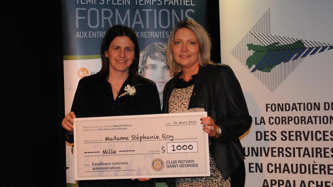 Des étudiants du CUA reçoivent des bourses d'études de la FCSUCA et du Club Rotary de Saint-Georges 