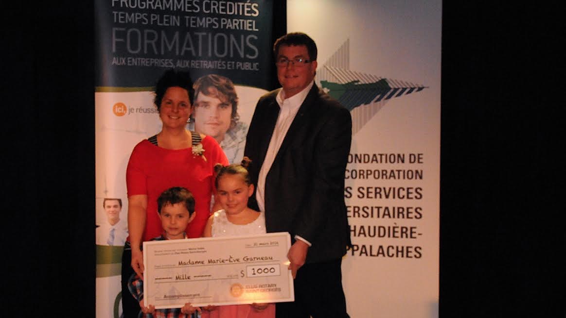 Des étudiants du CUA reçoivent des bourses d'études de la FCSUCA et du Club Rotary de Saint-Georges 