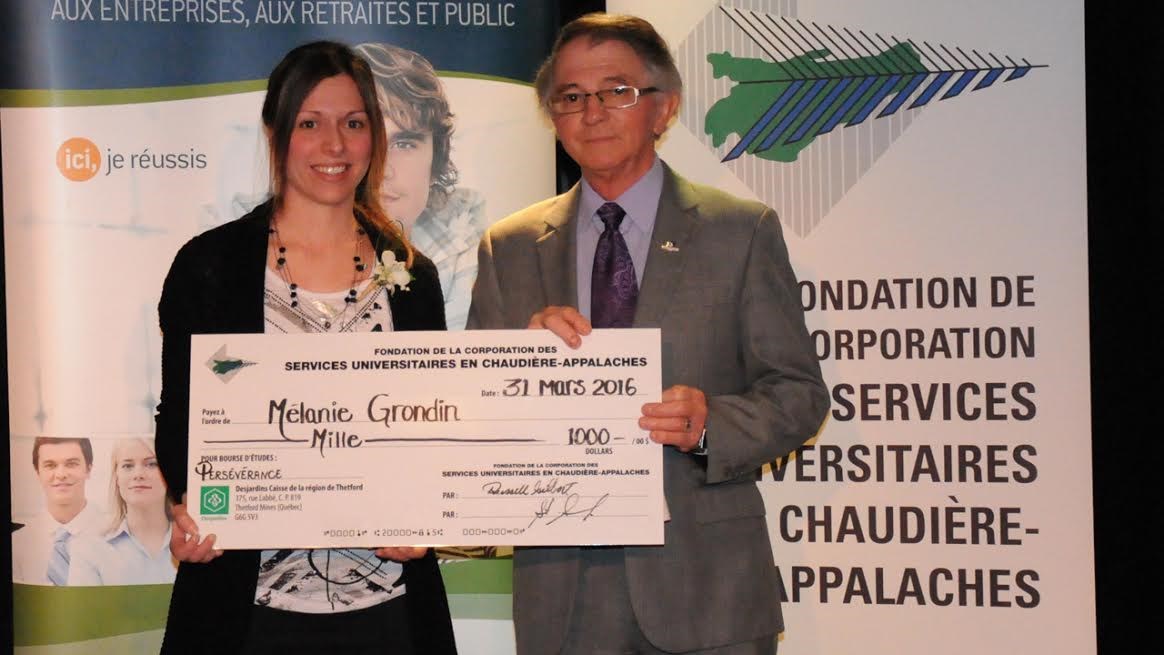 Des étudiants du CUA reçoivent des bourses d'études de la FCSUCA et du Club Rotary de Saint-Georges 