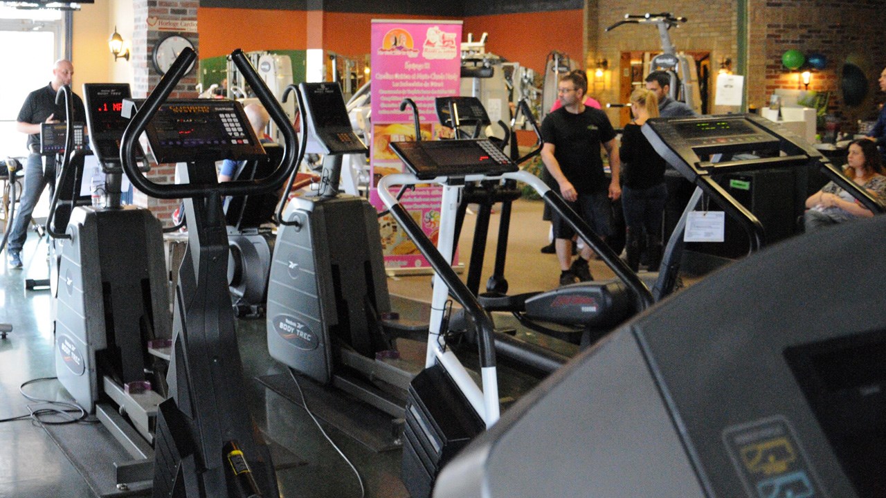 Les Surbookées du désert amassent des fonds lors d'un cardio-thon au Centre Tonus