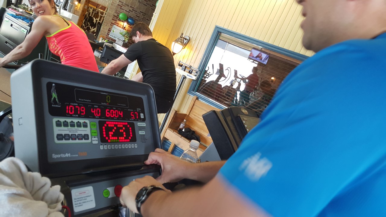 Les Surbookées du désert amassent des fonds lors d'un cardio-thon au Centre Tonus