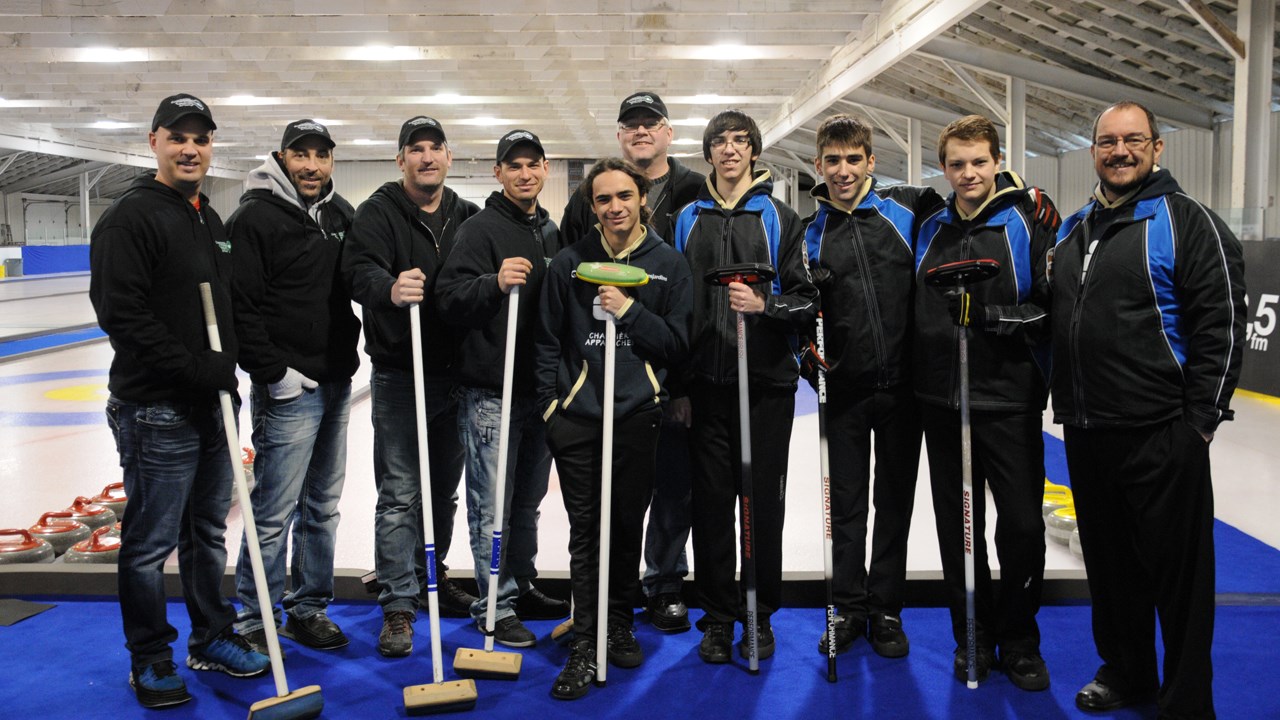 Les gagnants du tournoi corporatif, Constructions D.L.C. (à gauche) se sont mesurés aux champions juvéniles des Jeux du Québec (à droite).