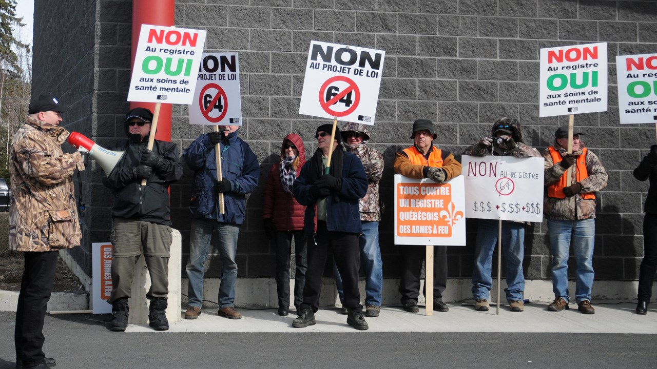 Une centaine de manifestants s'oppose à la création d'un registre québécois d'armes à feu
