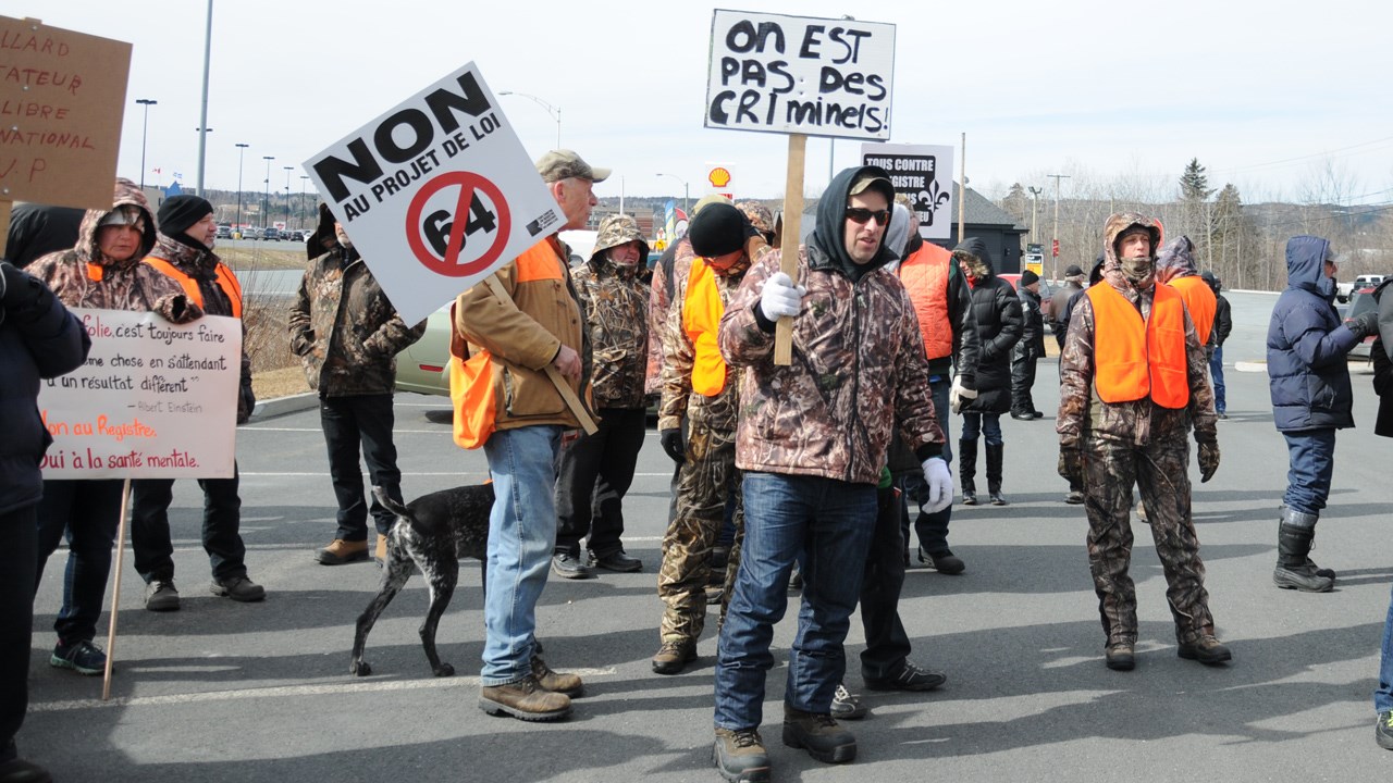 Une centaine de manifestants s'oppose à la création d'un registre québécois d'armes à feu