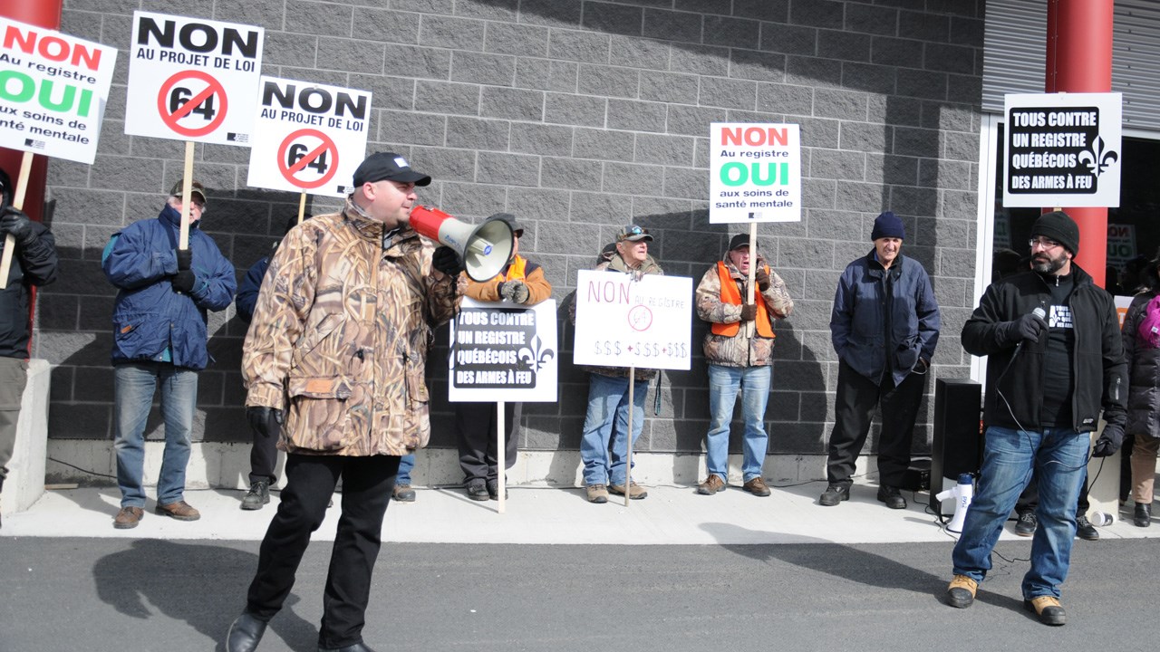 Une centaine de manifestants s'oppose à la création d'un registre québécois d'armes à feu