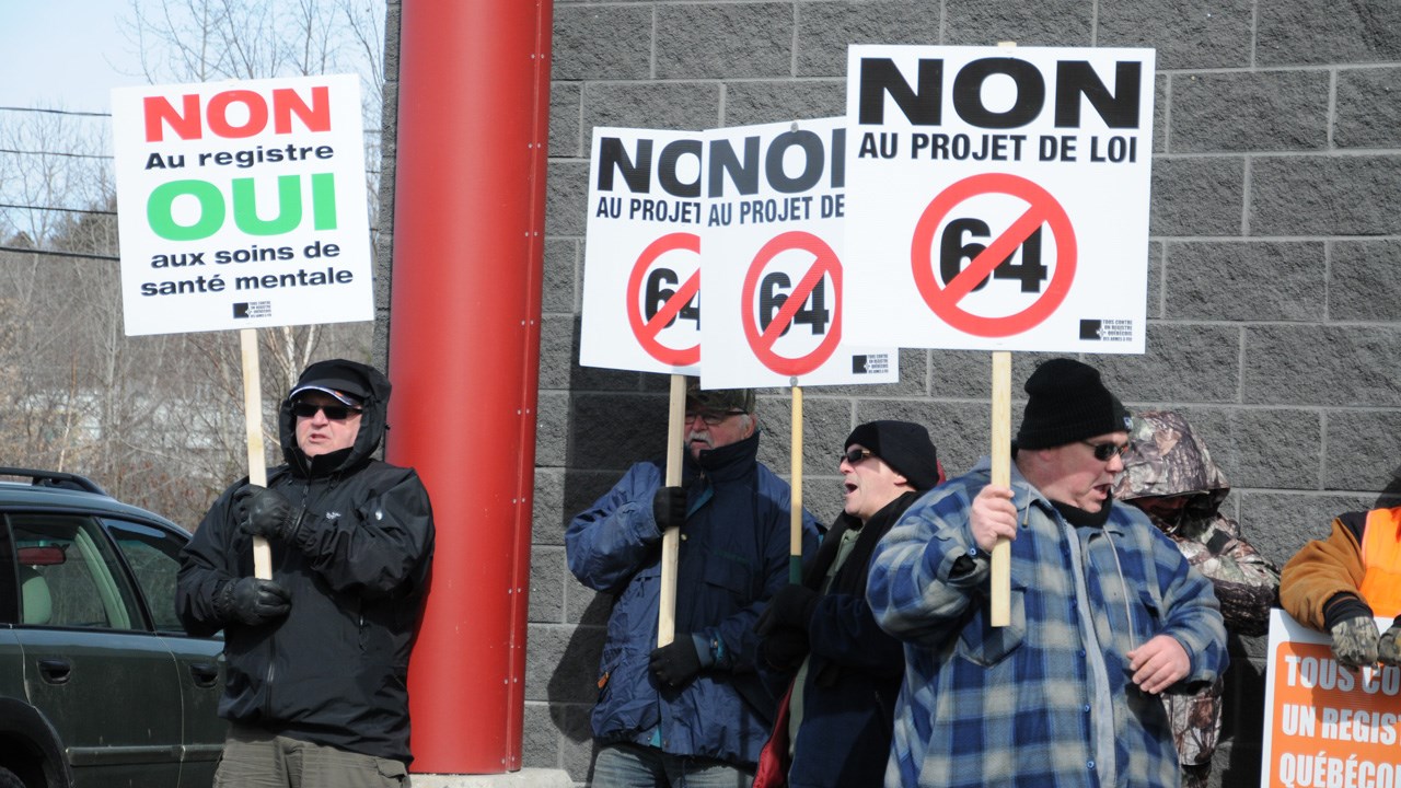 Une centaine de manifestants s'oppose à la création d'un registre québécois d'armes à feu