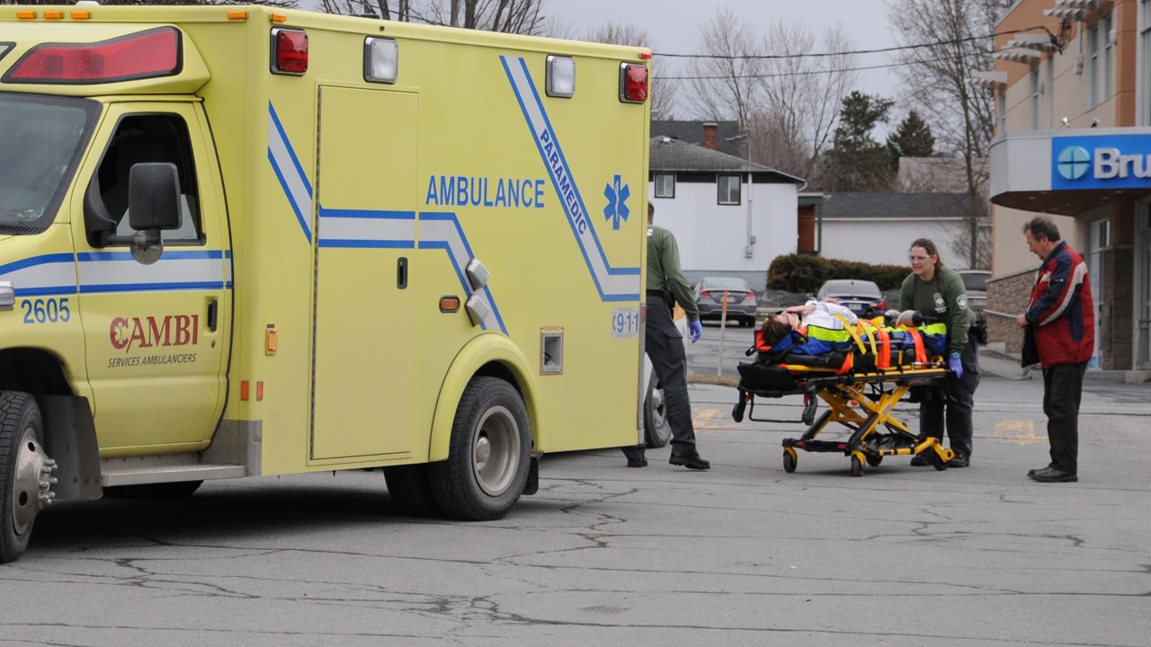 Une femme a été transportée au centre hospitalier de Saint-Georges pour y soigner des blessures mineures. Les deux hommes impliqués dans la collision s’en sont sortis indemnes.