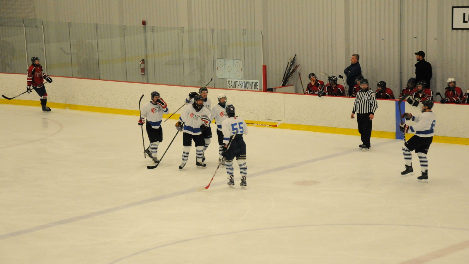 L'équipe de la CSBE remporte la classe « participation » du 10e Rendez-vous provincial de hockey sur glace