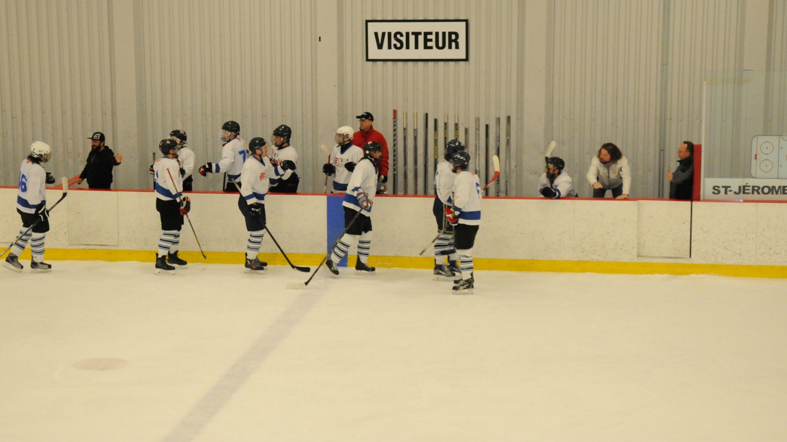 L'équipe de la CSBE remporte la classe « participation » du 10e Rendez-vous provincial de hockey sur glace
