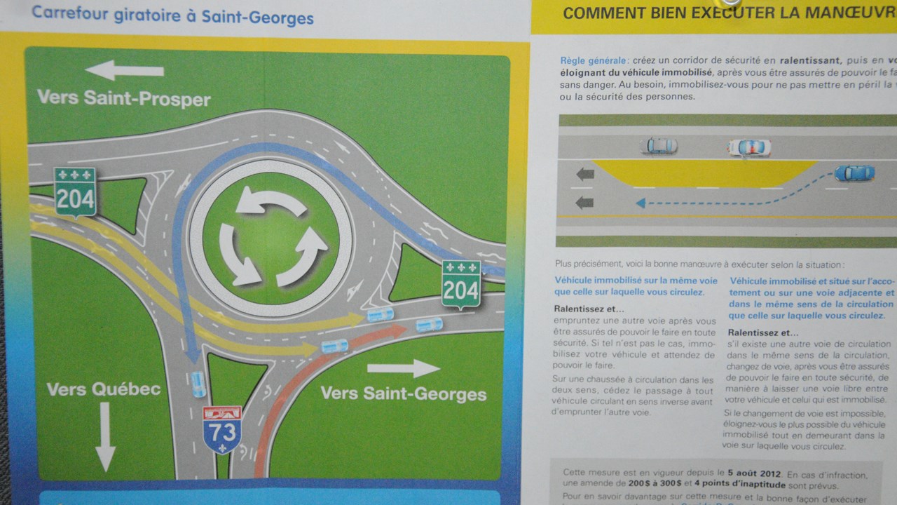 À noter que la flèche bleue indique la voie à emprunter pour tourner à gauche, la rouge pour le virage à droite et les jaunes concernent les automobilistes qui continuent tout droit.