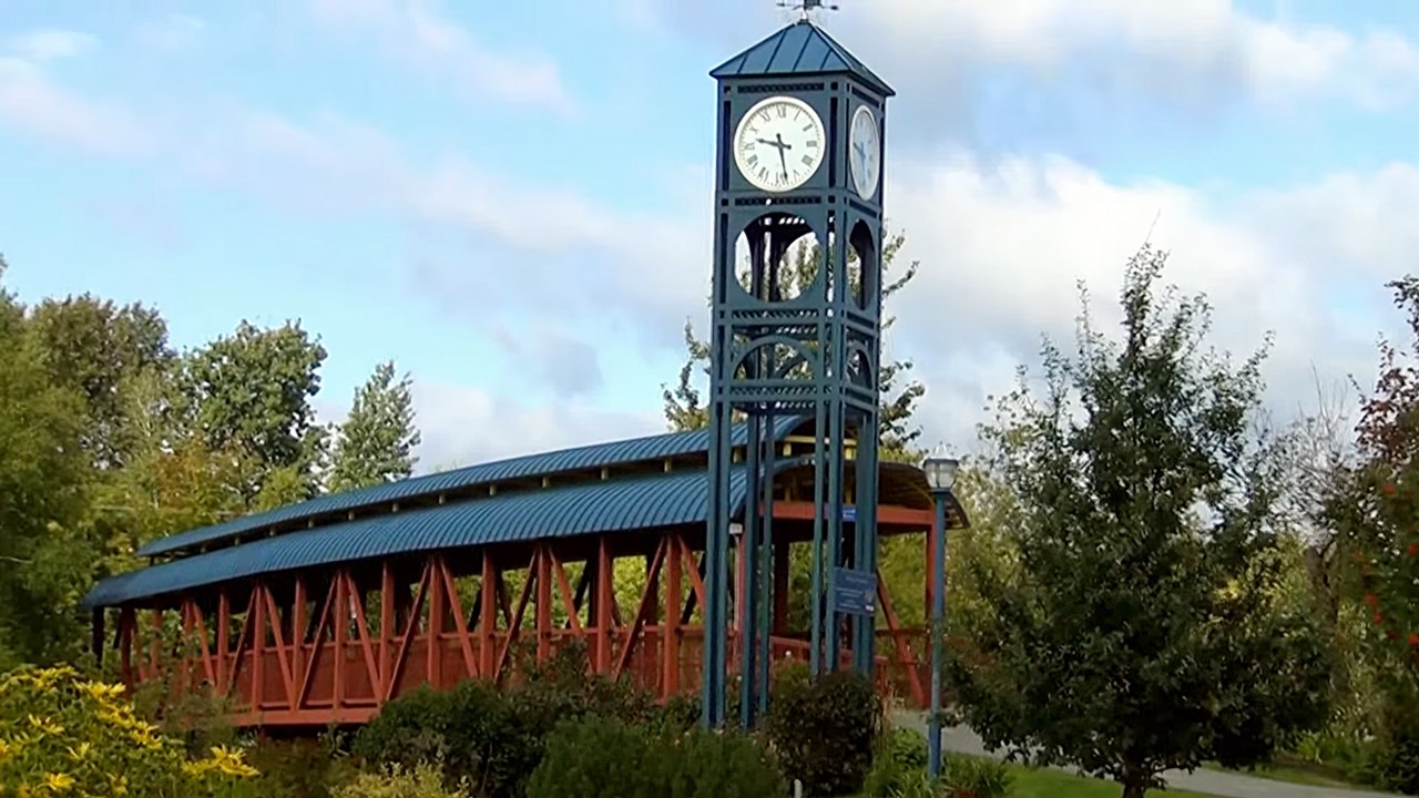Saint-Georges : 215 739 $ pour repeindre la passerelle Manac reliant le parc Veilleux à l’île Pozer