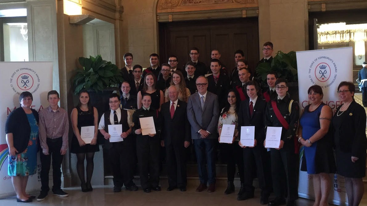 Des cadets de Saint-Georges reçoivent le Prix du Duc d'Édimbourg