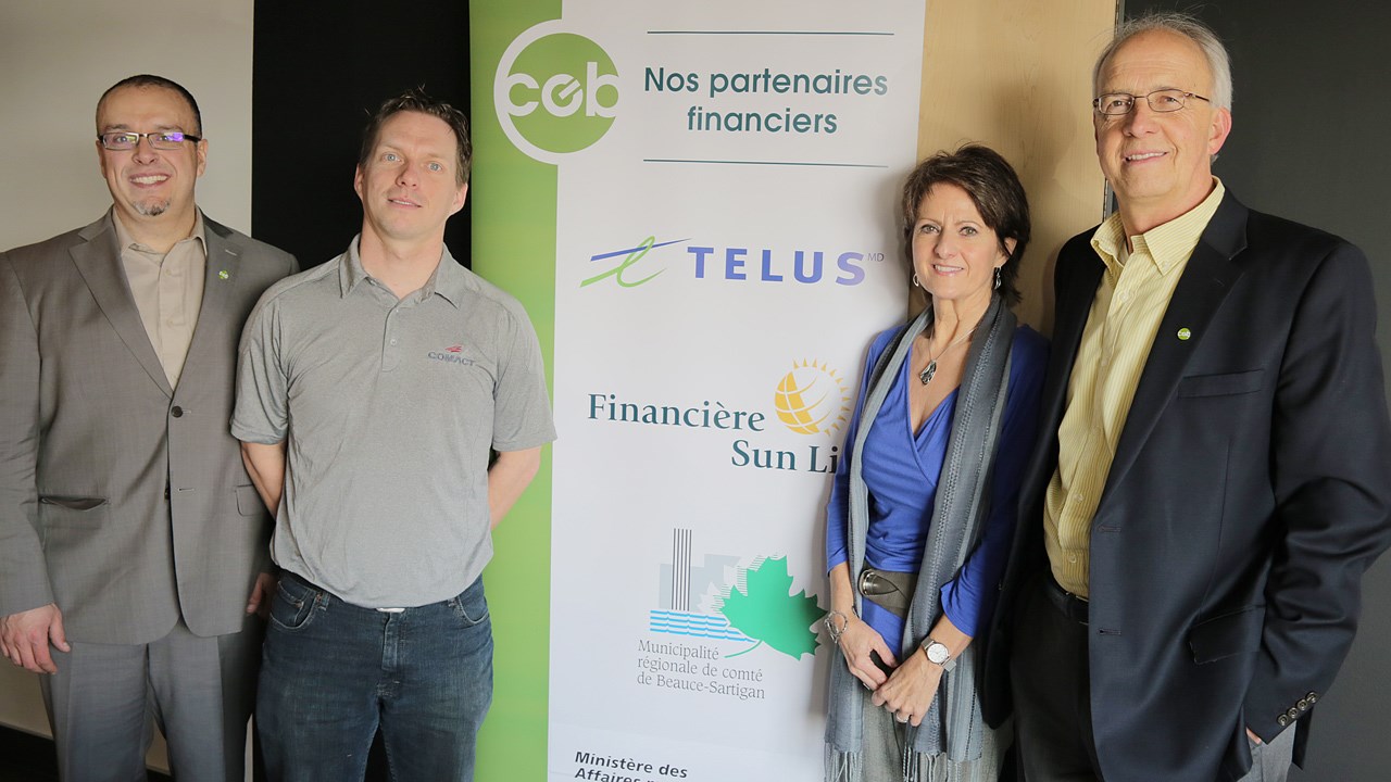 De gauche à droite: Tony Turcotte, VP du CEB; Simon Grondin de Comact et président du comité organisateur; Sylvie Roy du Groupement des Chefs d’entreprise du Québec; et Claude Morin directeur général du CEB.