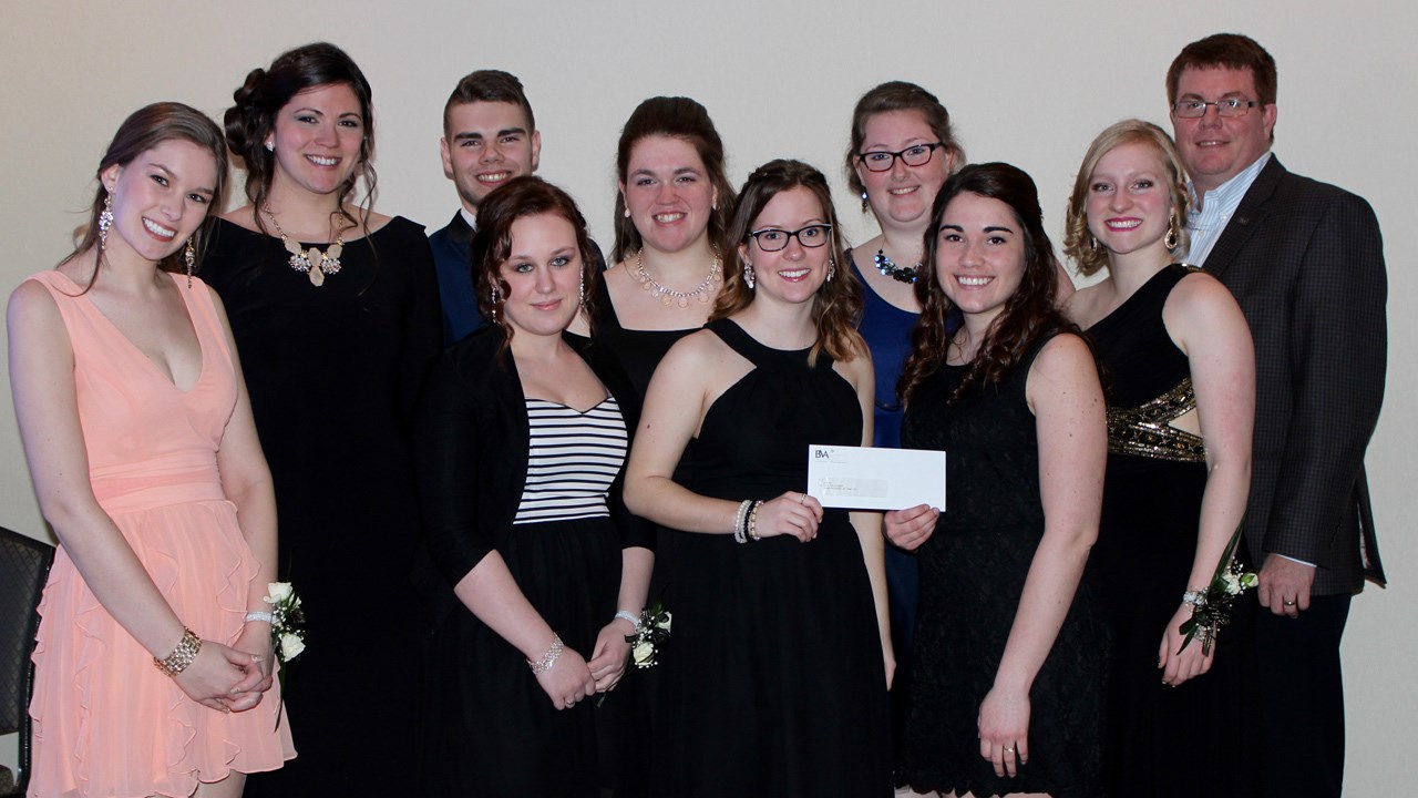 De gauche à droite, les membres de la mini-entreprise C-Bon, Catherine Boulet, Ariane Boily, Pier-Olivier Doyon, Paméla Morin, Any-Claude Boutin, Sarah Bilodeau, Brenda Roy, Marie-France Dallaire et Lisa-Marie Vachon ainsi que le représentant de Blanchette Vachon, Michel Vallée.