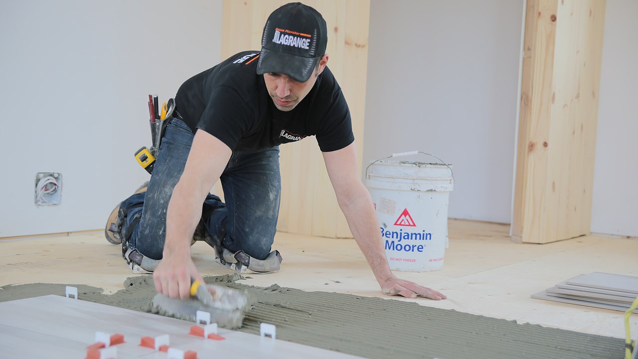 Bien que certains souhaitent se lancer seuls dans l’aventure, l'entreprise peut également procéder à l’installation complète des tuiles en céramique chez les clients.