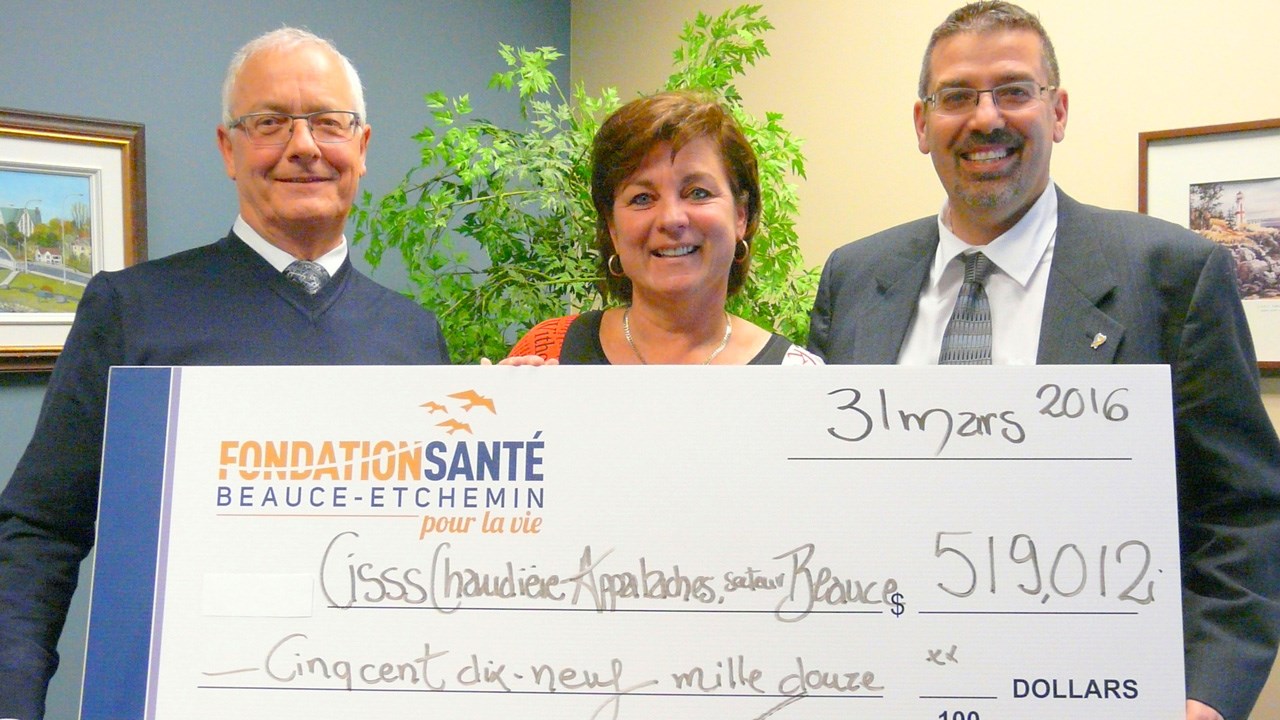 De gauche à droite: Paul Veilleux, trésorier de la Fondation Santé Beauce-Etchemin, Manon Veilleux, présidente de la Fondation Santé Beauce-
Etchemin, Daniel Paré, président-directeur général du CISSS Chaudière-Appalaches.