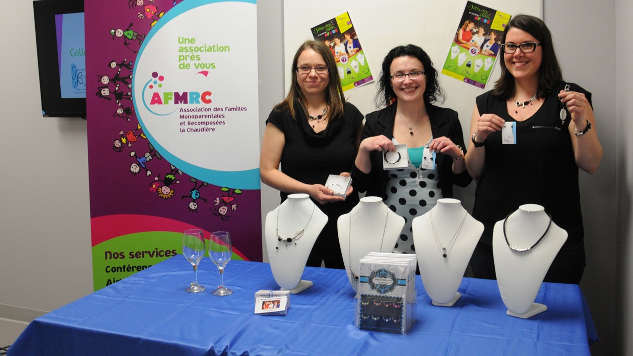 La présidente de l'AFMRC, Julie-Caroline Gagné, la directrice de l'Association, Nancy Lacroix, et la joaillière Geneviève Bilodeau présentent les différents bijoux en vente dès aujourd'hui.