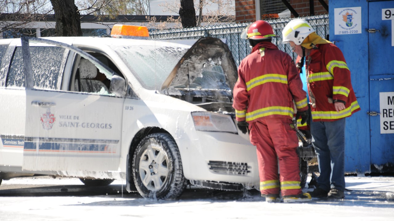 Les flammes ont pris naissance à la suite d'un trouble électrique survenu dans le moteur.