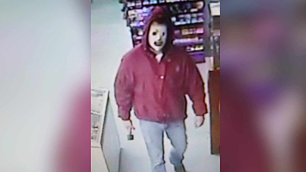 Il s’agirait d’un homme costaud de race blanche mesurant environ 1,82 m (6 pi). Celui-ci parle français. Lors de ses délits, le suspect portait un manteau rouge à capuchon et un jeans bleu. Il a été vu quittant les lieux à pied.
