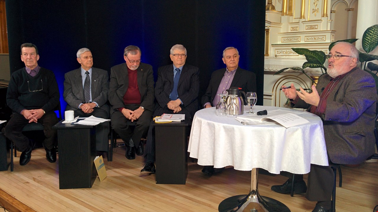 Marc Bernard, président de l’Association des joueurs de hockey mineur de Saint-Georges, Roger Drouin, président du Tournoi Comrie, André Veilleux, propriétaire des ex-Jaros de la Beauce ainsi que Carol Poulin, président du groupe de gens d’affaires qui tentent de relancer le COOL FM, figurent à la liste des invités.