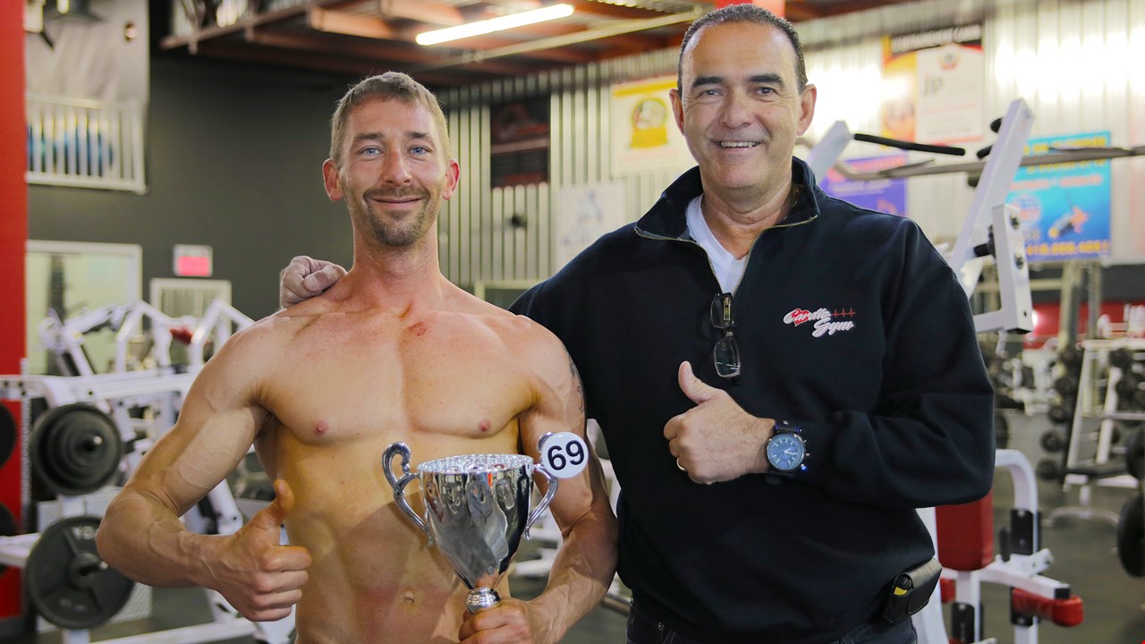 Jayson Pomerleau a été suivi de près par Pier-Alexandre Cliche (absent sur la photo). L'athlète pose ici en compagnie de Jean-Guy Talbot de Cardio Gym à Saint-Georges.