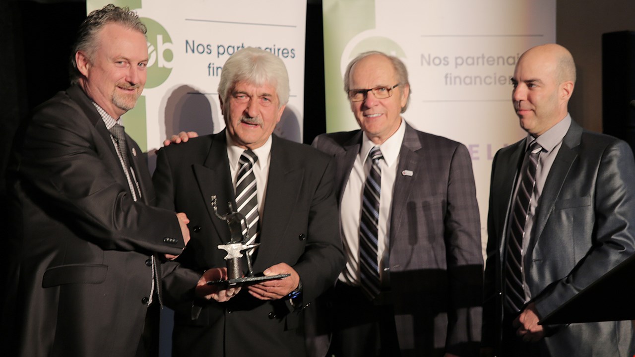 Sur la photo de gauche à droite: Rémi Fortin, président du Conseil économique de Beauce remettant le prix à Germain Jacques en compagnie du maire de la Guadeloupe, Rosaire Coulombe, et de l'animateur de la soirée, Guy Bégin.