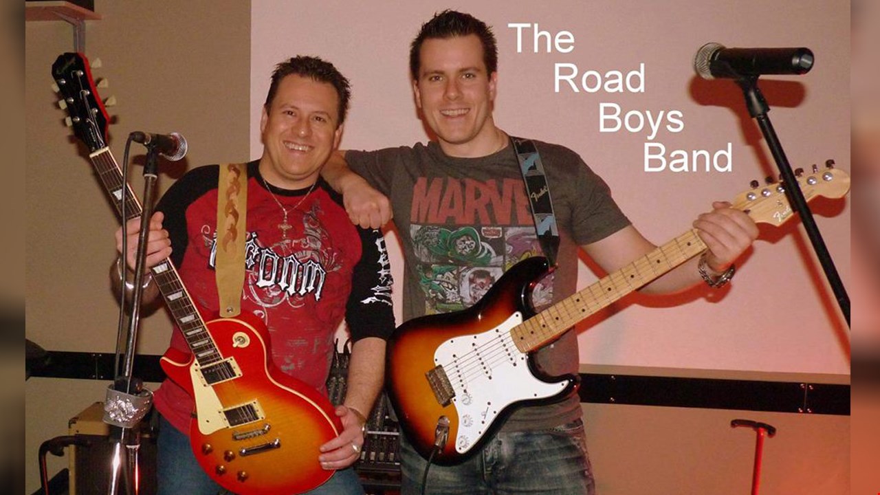 Les frères Steve (gauche) et Enriko (droite) forment le duo « The Road Boys Band ».