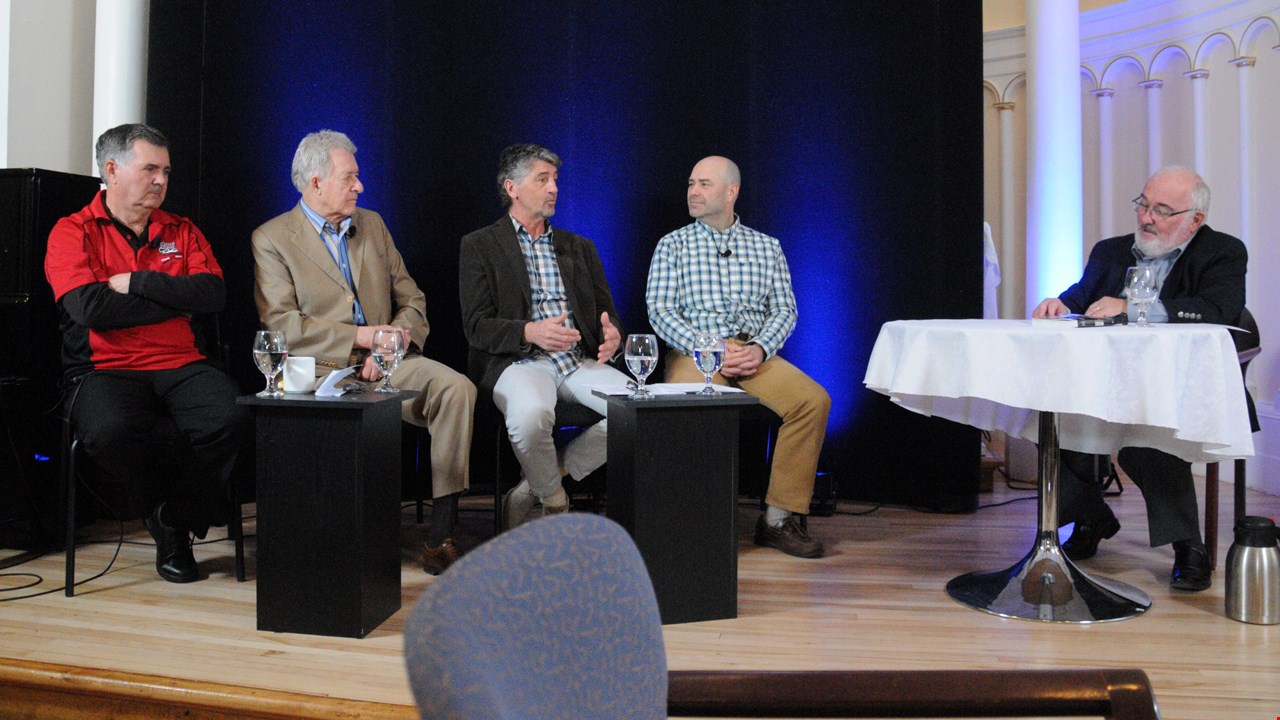 Le président du groupe de gens d’affaires qui tente de relancer le Cool FM, Carol Poulin, l'ancien animateur de CKRB, Gilles Bernier, le président du tournoi Comrie, Roger Drouin et le directeur technique de l'Association des joueurs de hockey mineur de Saint-Georges, Éric Turcotte, ont répondu aux questions de l'animateur Pier Dutil.