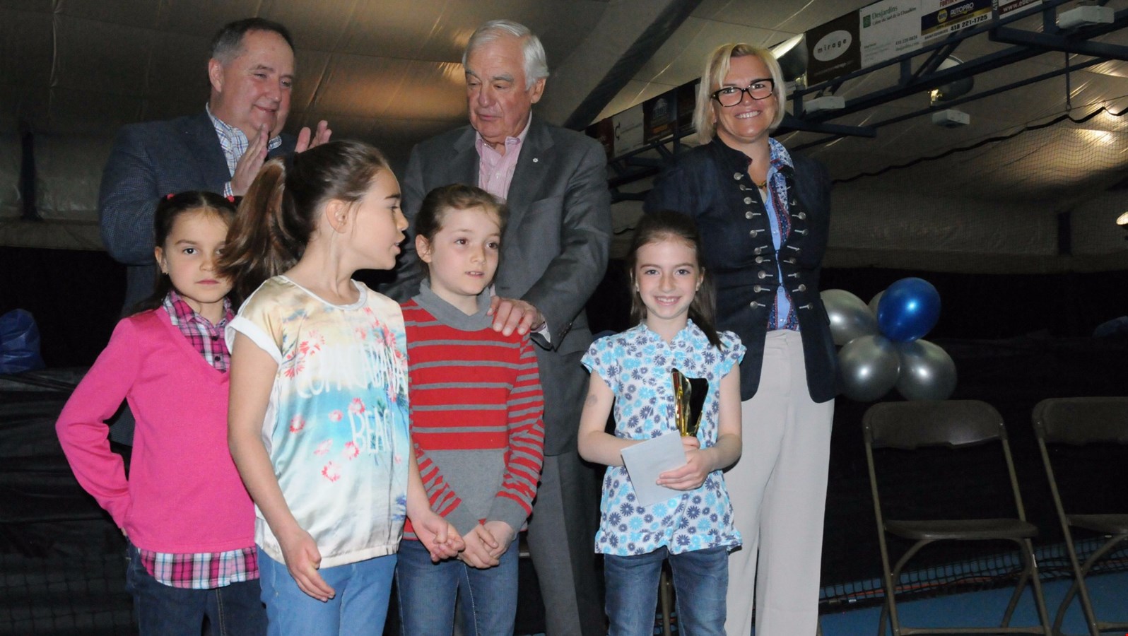 Tennis Beauce a remis le trophée Espoir féminin de l'année 2015-2016 à Catherine Rodrigue pour l'ensemble de son travail