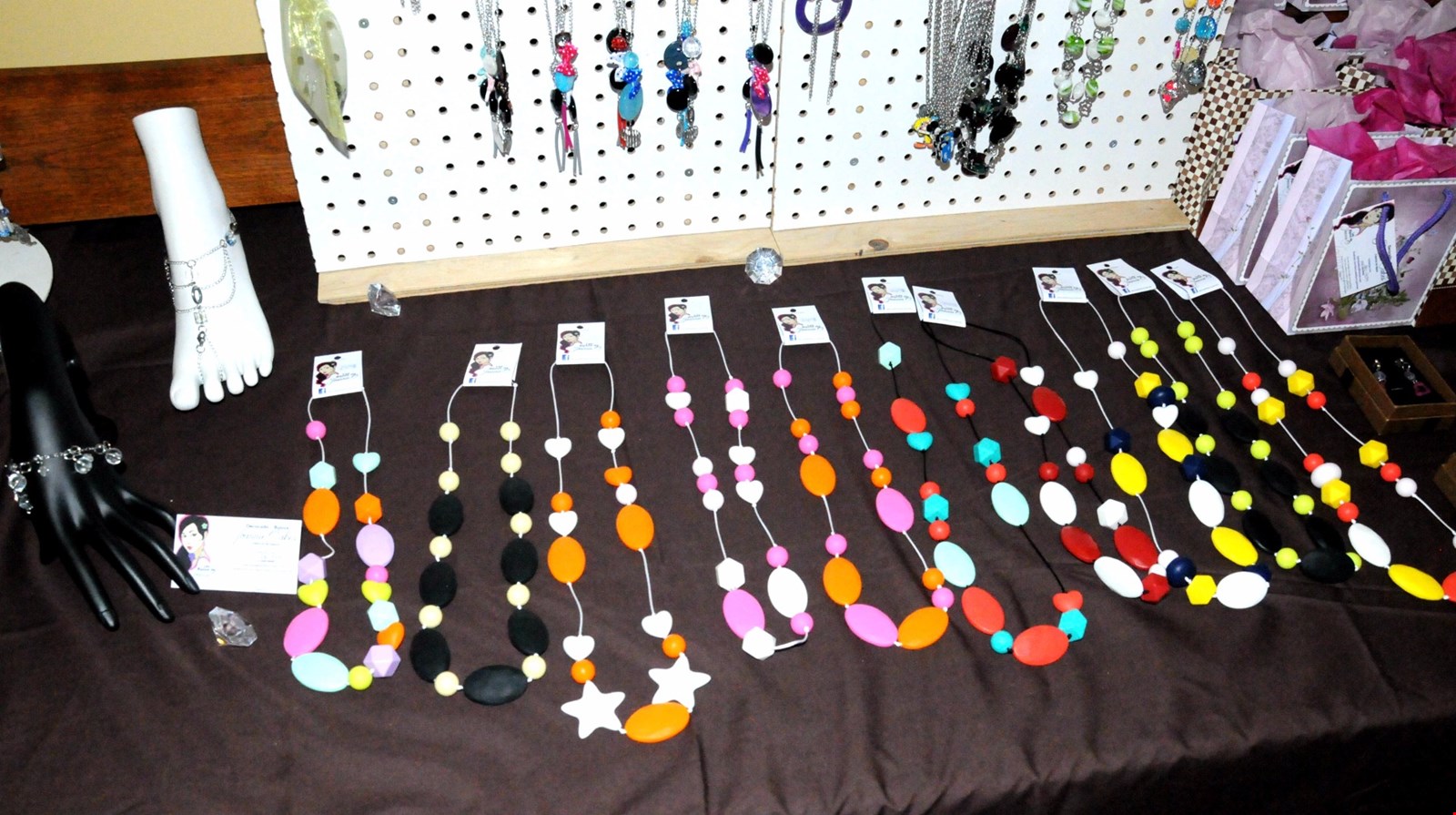 Sur les lieux, lors de l’événement, Joannie Oakes de Décocado-Bijoux Joannie O a procédé à la vente de bijoux à l’effigie des Surbookés du désert.