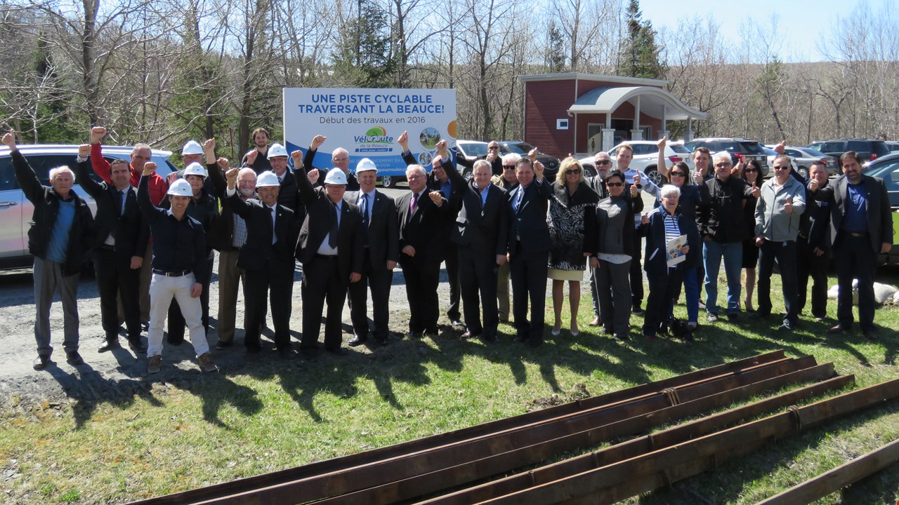 La première (de gauche à droite) : Michel Cliche, maire de Saint-Joseph-de-Beauce, Stephane Brown, représentant de André Spénard député de Beauce-Nord, Luc Provençal, maire de Beauceville et préfet de la MRC Robert-Cliche, Gaétan Vachon, maire de Sainte-Marie et préfet suppléant de la MRC de la Nouvelle-Beauce, Mychelyne Frenette, représentante de Paul Busque, député de Beauce-Sud, Pierre Bégin, maire de Notre-Dame-des-Pins et préfet de Beauce-Sartigan et Donald Paquet, coprésident de la campagne majeure de financement.