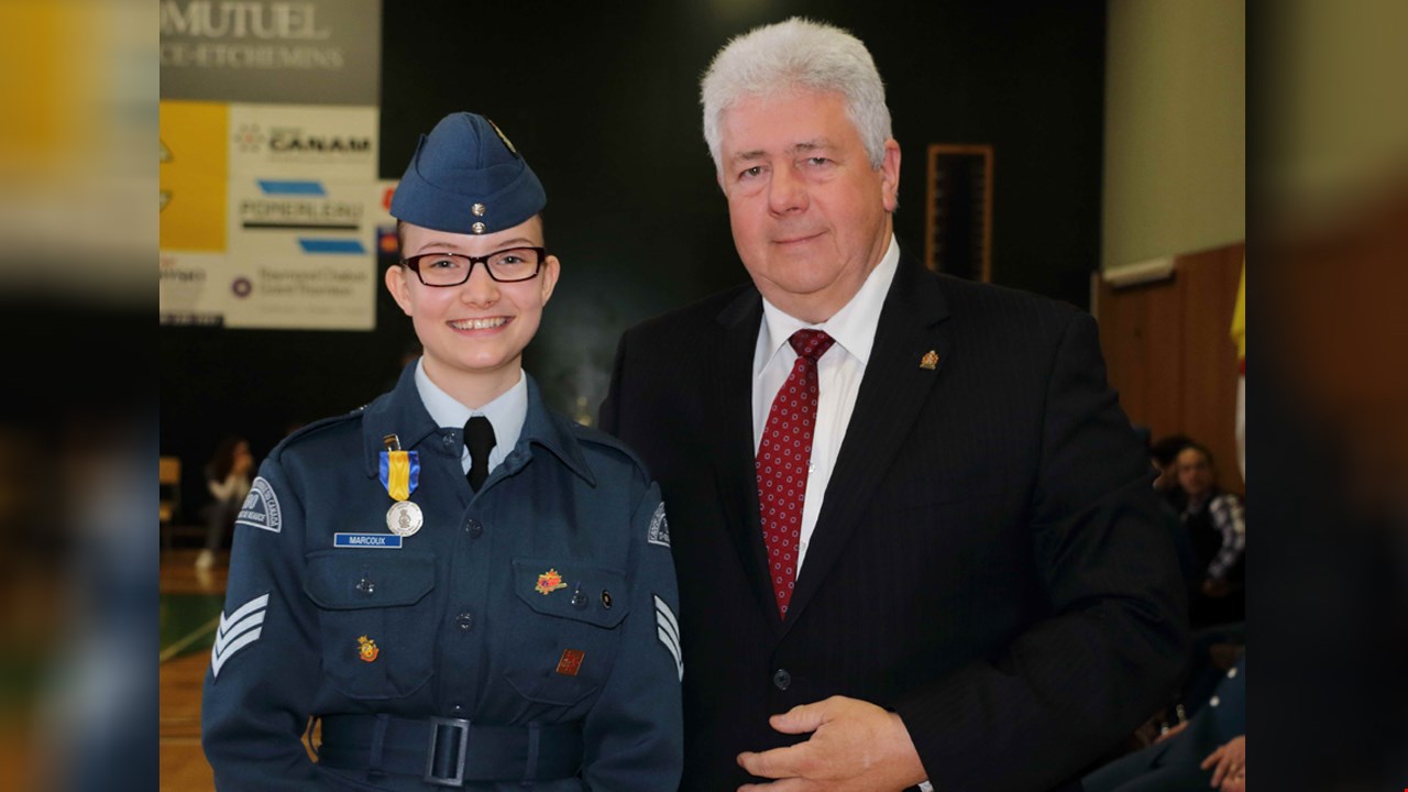 La sergente Roxanne Marcoux en compagnie du conseiller municipal Tom Redmond.