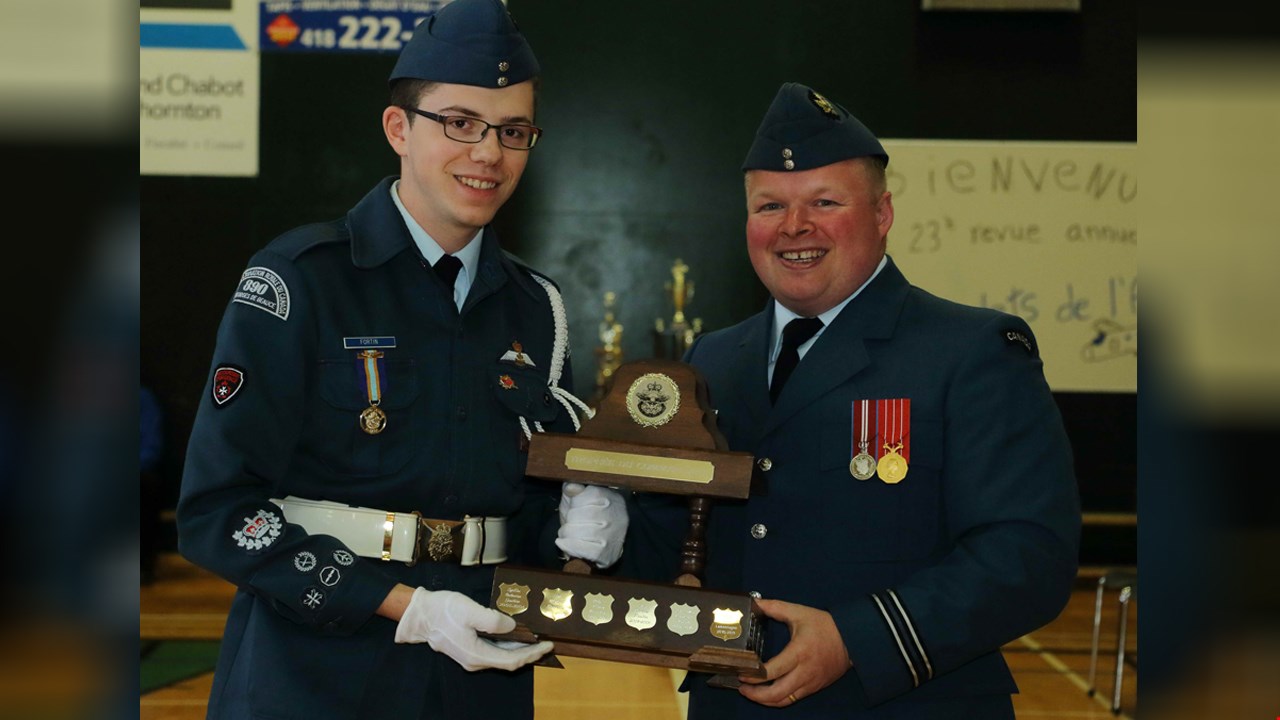 L'adjudant Miguel Fortin en compagnie du capitaine Christian Mathieu.