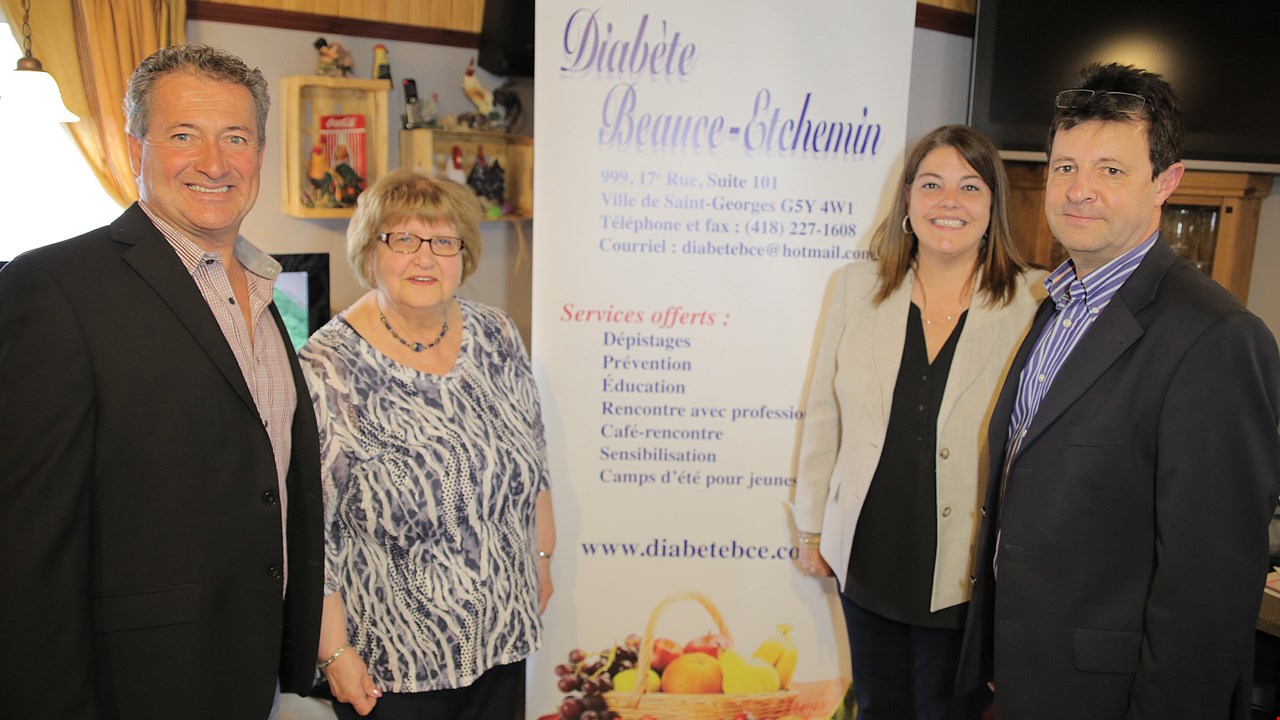De gauche à droite: Daniel Pouliot, promoteur; Jacqueline Poulin, présidente de Diabète Beauce-Etchemin;Nancy Gilmour, prometteuse; ainsi que Pierre Lacouchie, représentant de « Bootcamp-Race ».