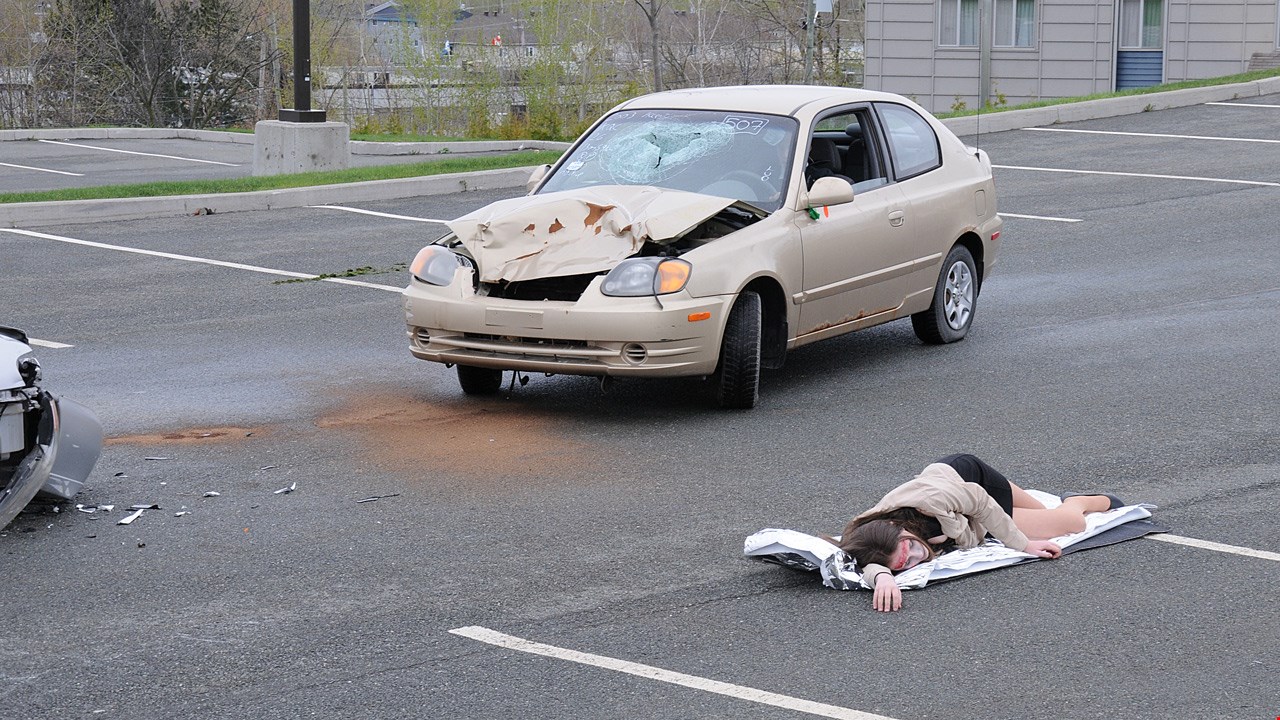 Simulation d'accident mortel et témoignages poignants pour sensibiliser les jeunes à Sainte-Marie