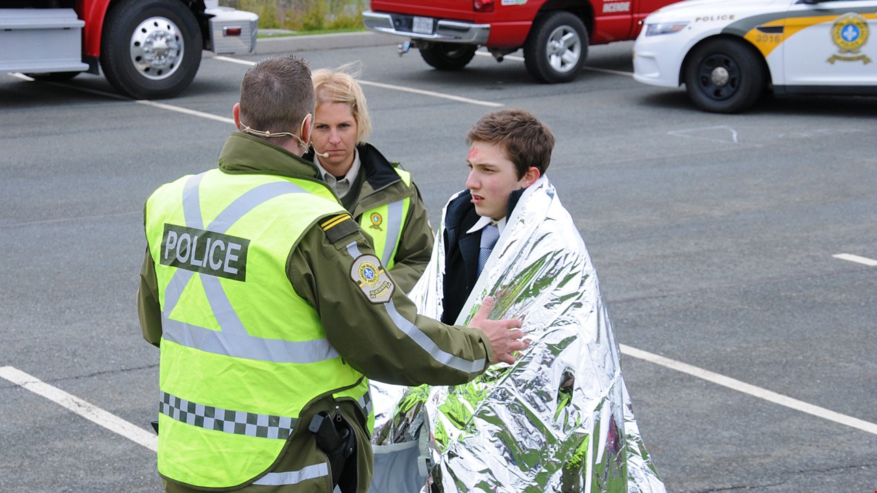 Simulation d'accident mortel et témoignages poignants pour sensibiliser les jeunes à Sainte-Marie