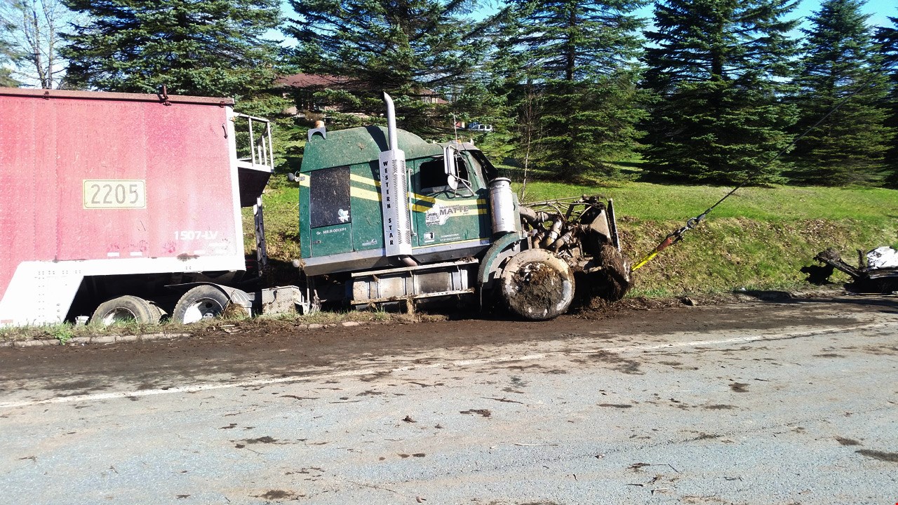 Le camionneur n'a subi aucune blessure lors de la sortie de route, mais le camion est lourdement endommagé.