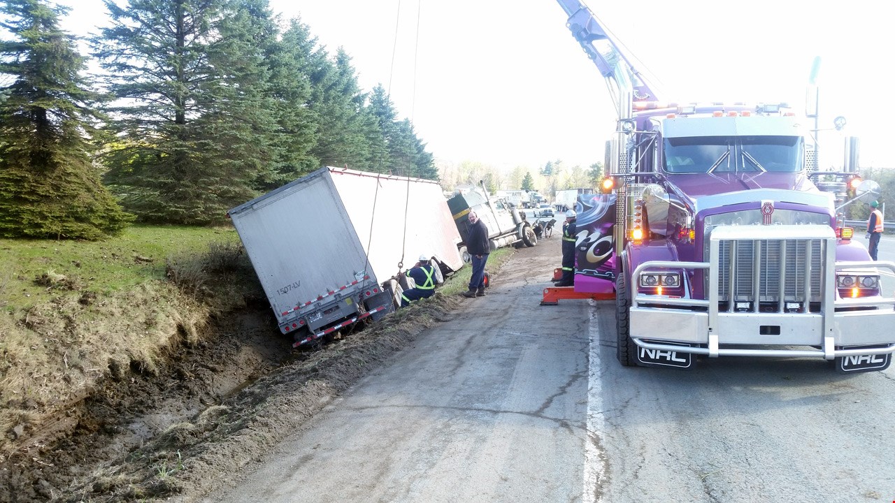 Sortie de route d'un camion semi-remorque à Lingwick